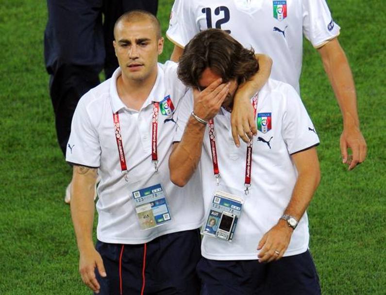 Le lacrime di Pirlo (consolato da Cannavaro) dopo la sconfitta ai rigori del 2008. Afp